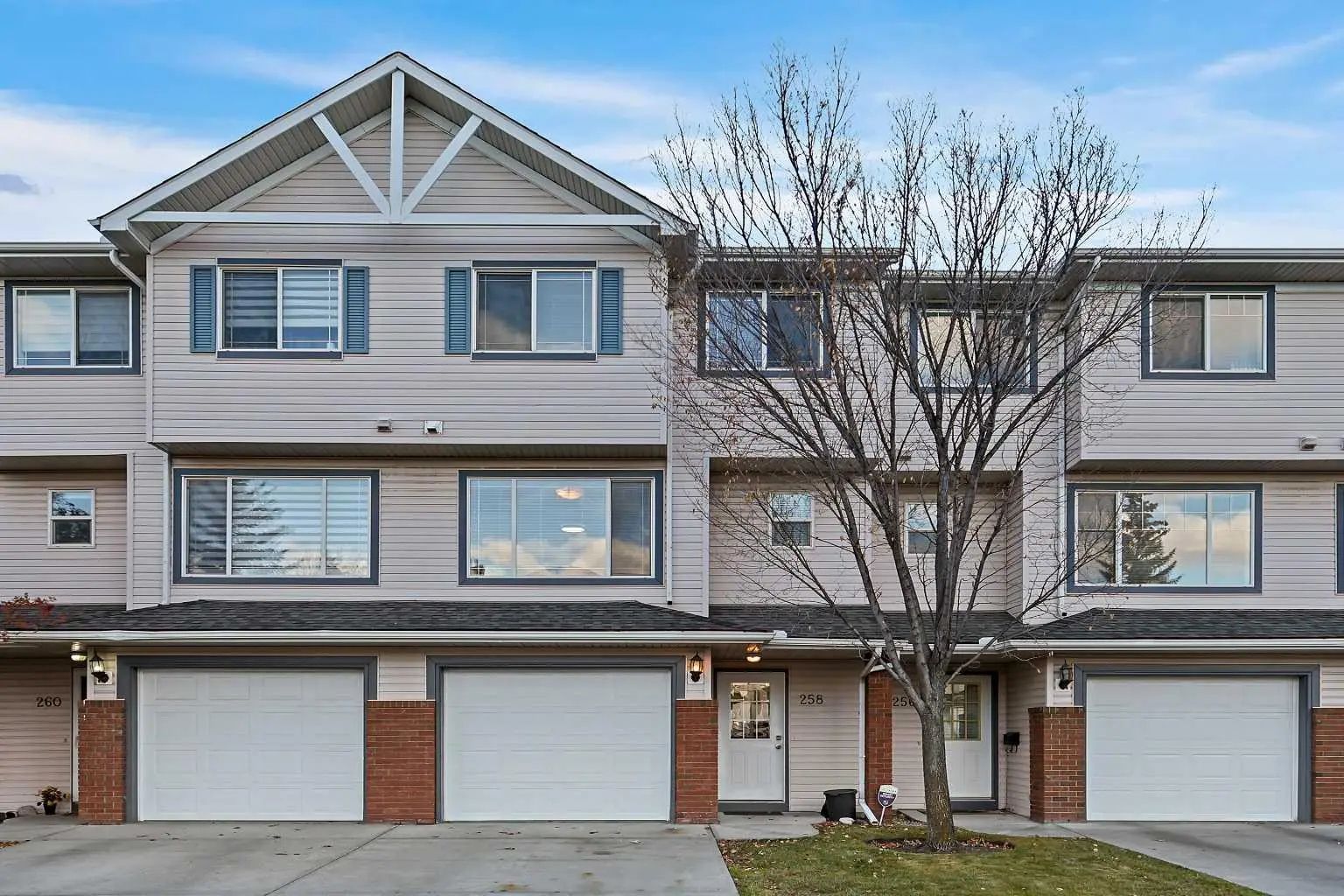 258 Rocky Ridge Court Northwest, Calgary – Residential Row/Townhouse Listing Photo 3