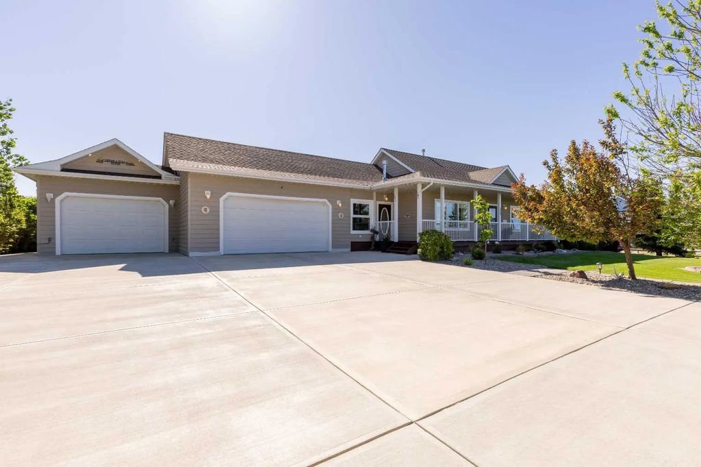 325 8 Avenue , Granum