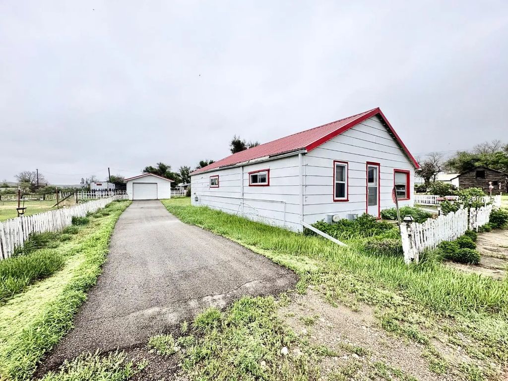 210 1 Street E, Empress