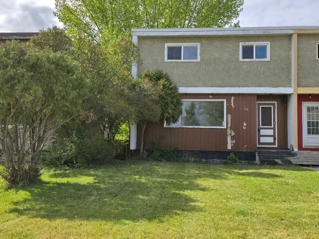 9521 89 Avenue , Peace River