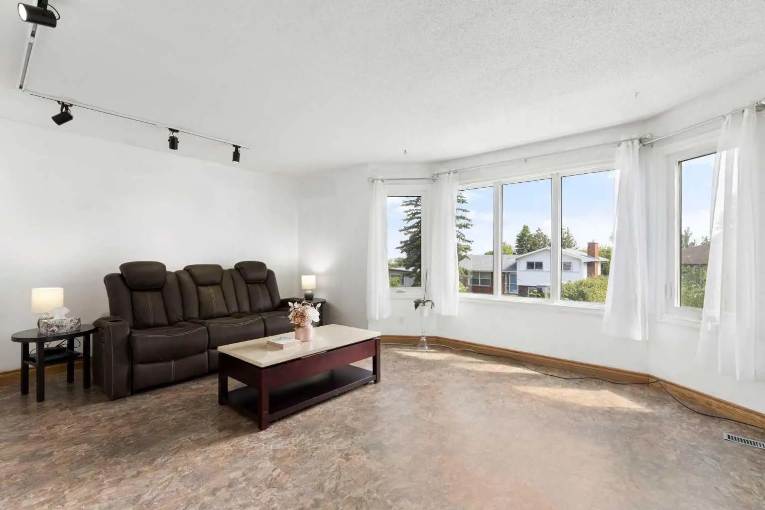 1016 Hunterdale Place Northwest, Calgary – Residential Detached Listing Photo 4