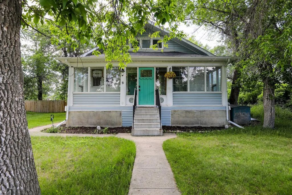 8 N 2 Street W, Magrath
