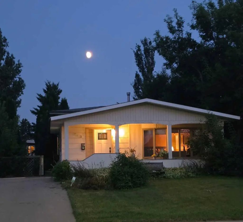 953 Columbia Boulevard W, Lethbridge