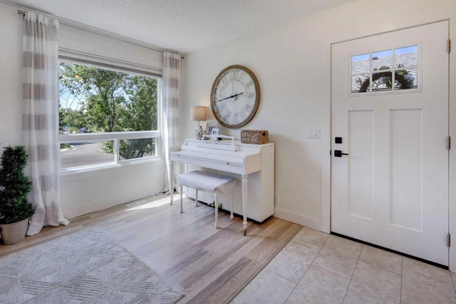 8320 Centre Street Northeast, Calgary – Residential Semi Detached (Half Duplex) Listing Photo 2