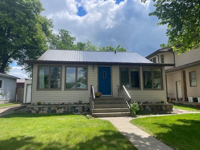 312 3 Street W, Brooks
