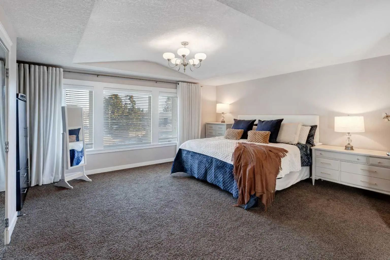 38 Lissington Drive Sw Calgary Alberta T3E 5E1 North Glenmore Park Home For Sale