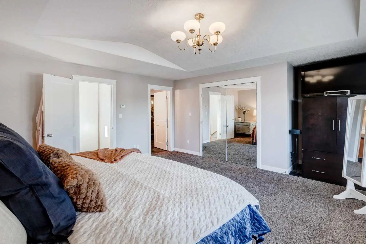 38 Lissington Drive Sw Calgary Alberta T3E 5E1 North Glenmore Park Home For Sale
