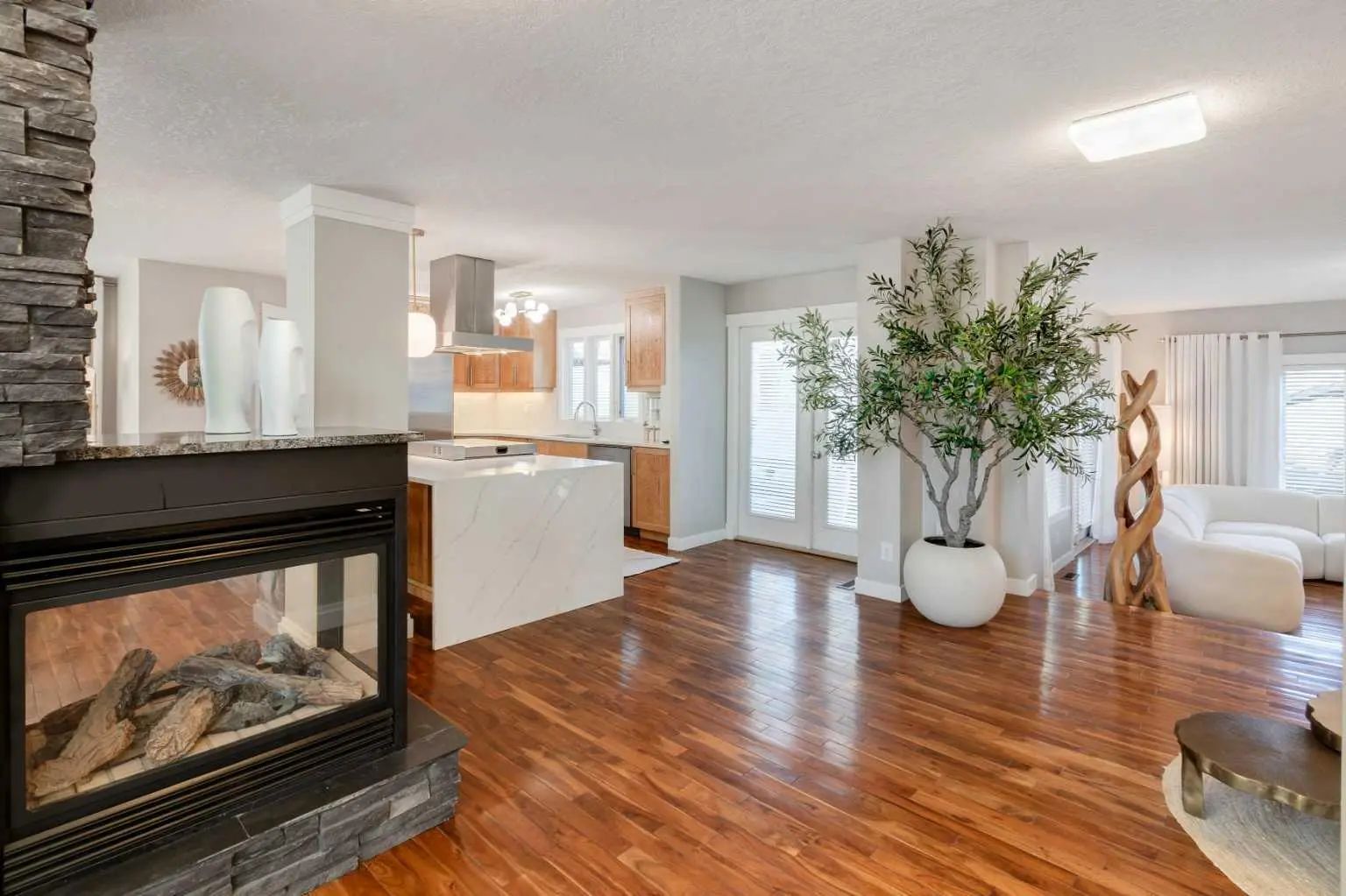 38 Lissington Drive Sw Calgary Alberta T3E 5E1 North Glenmore Park Home For Sale