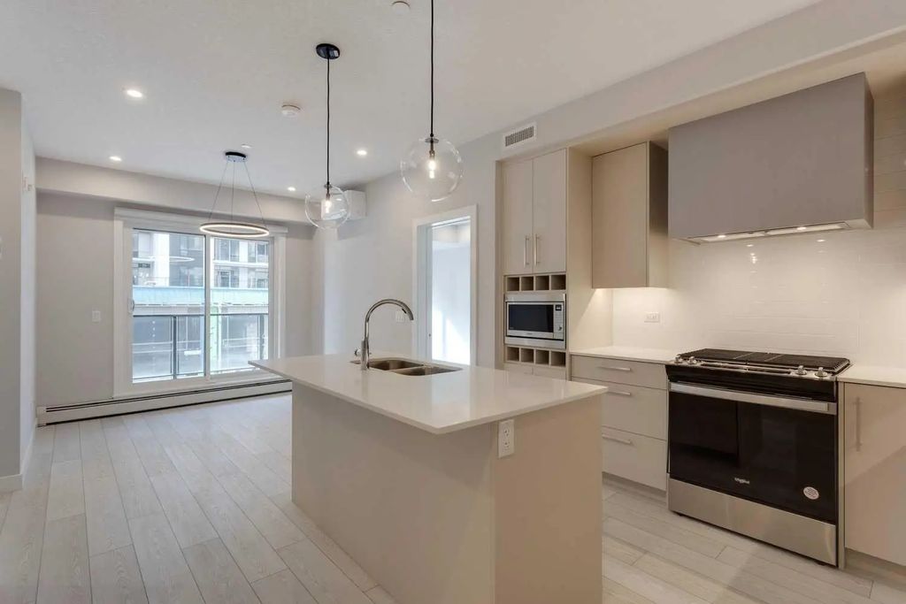 206 8370 Broadcast Avenue Sw, Calgary