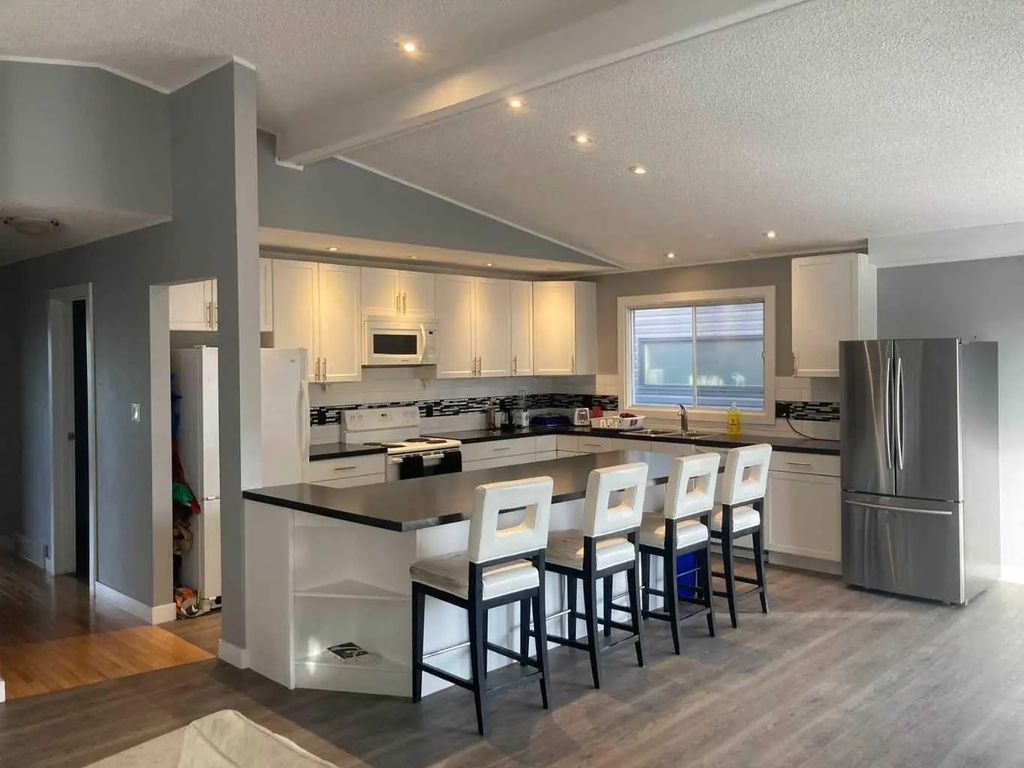 2457 22a Street Nw, Calgary