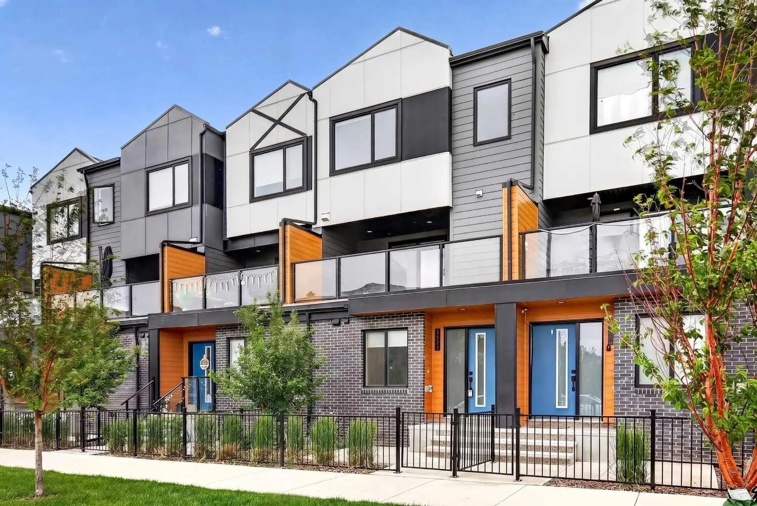 8554 19 Avenue Southeast, Calgary – Residential Row/Townhouse Listing Photo 2