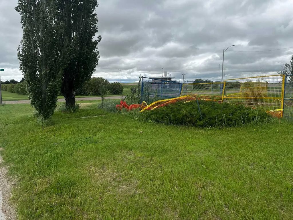 232 2 Avenue E, Hussar