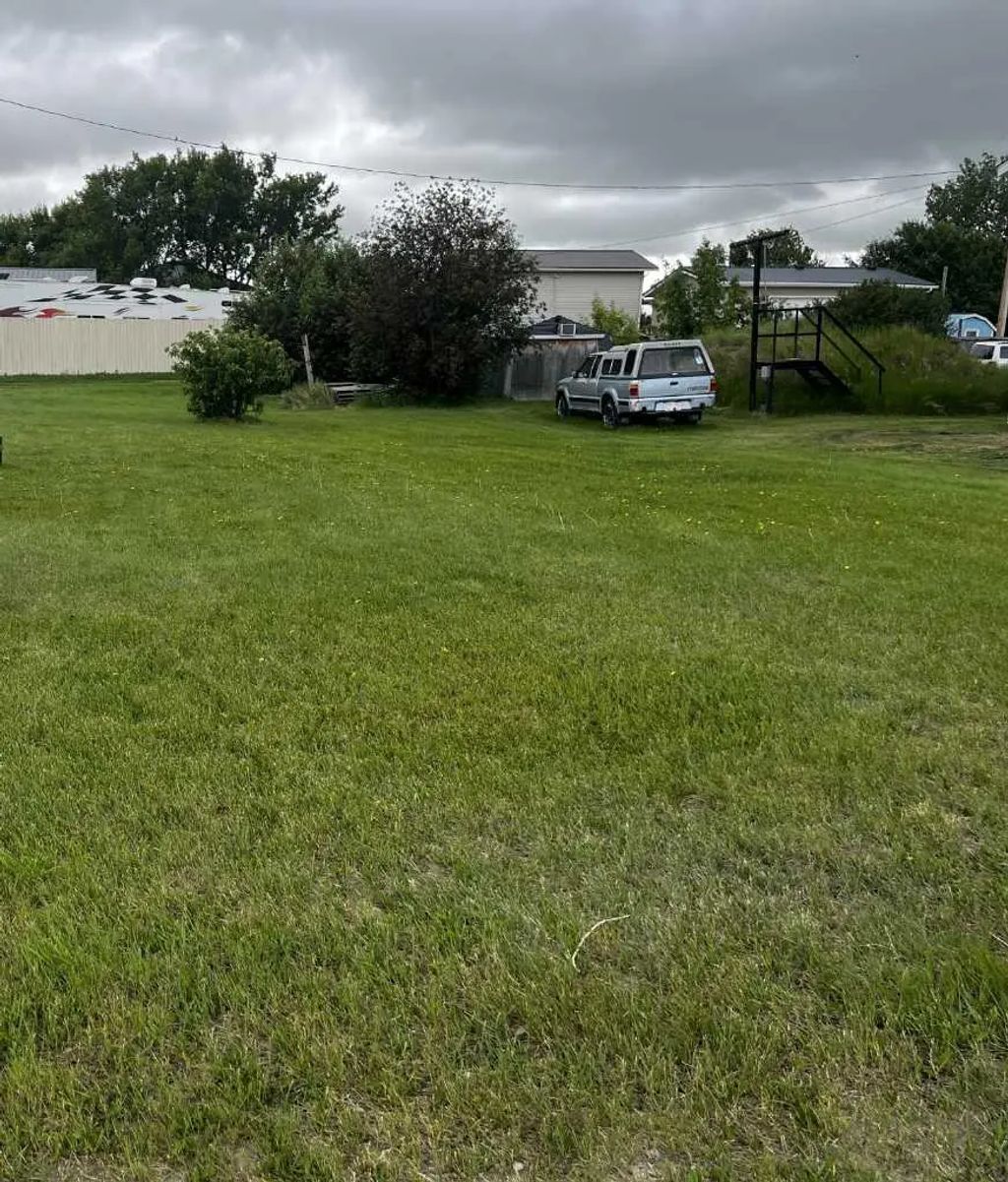 235 2 Avenue E, Hussar