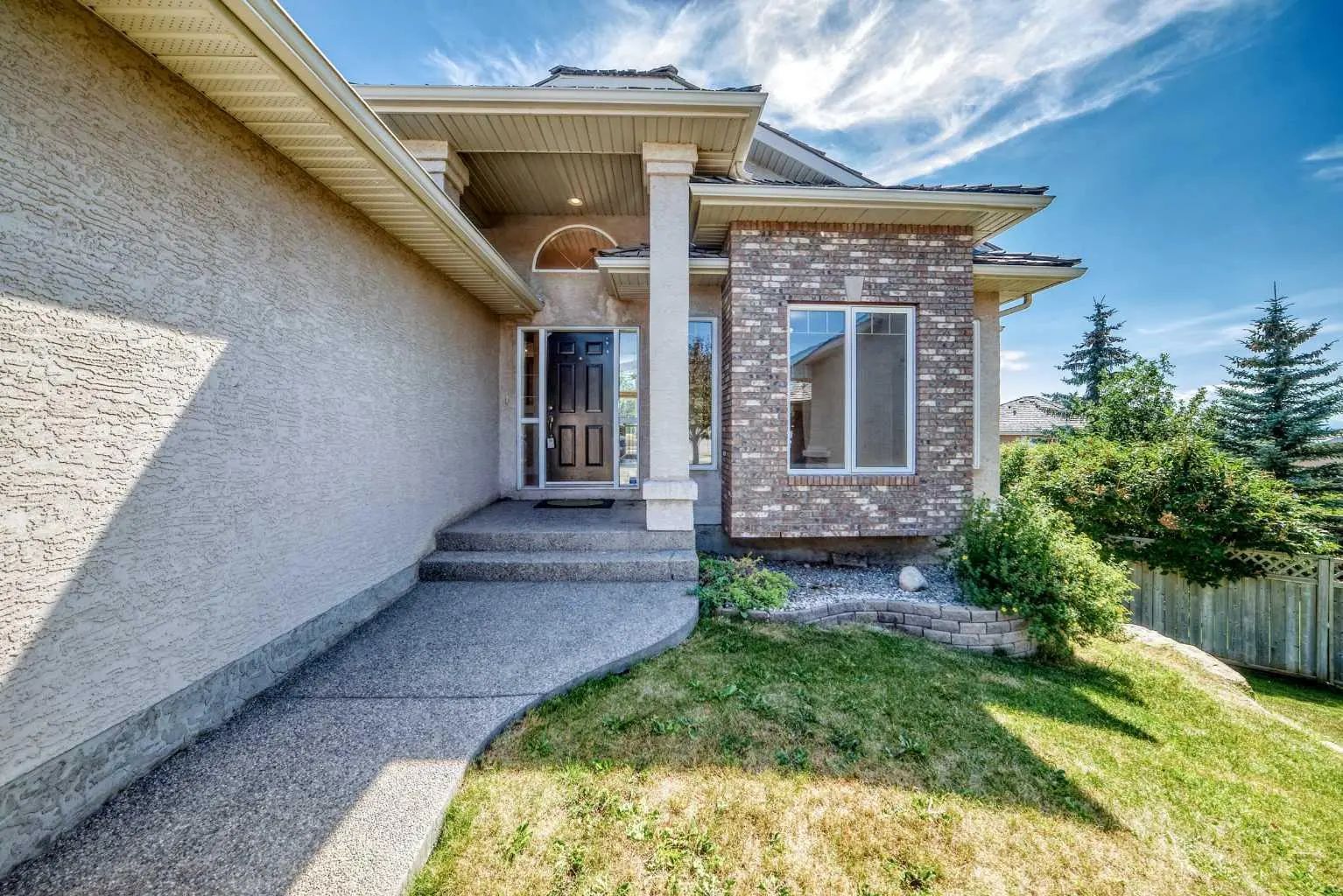 311 Royal Crest Bay Northwest, Calgary – Residential Detached Listing Photo 2