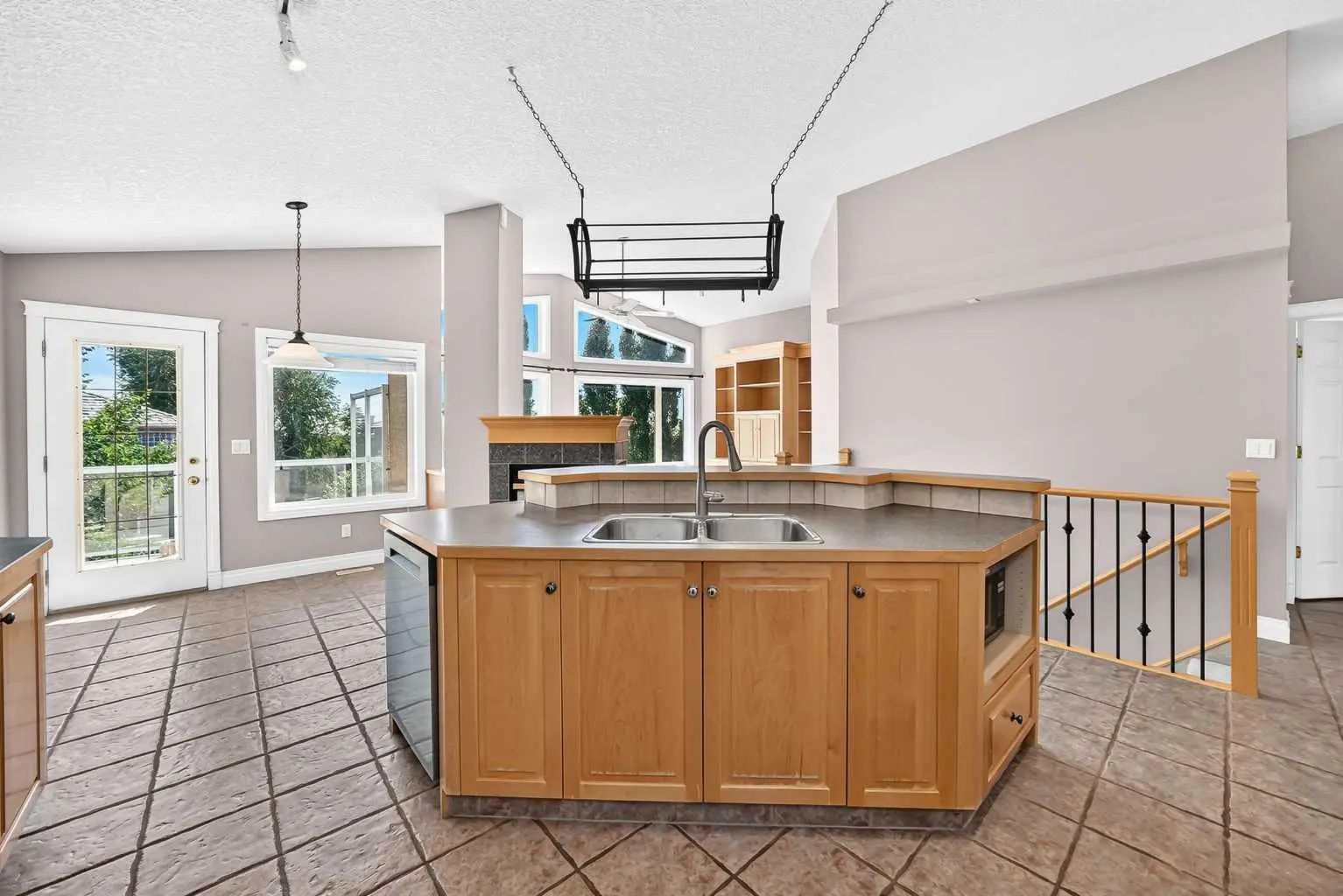 311 Royal Crest Bay Northwest, Calgary – Residential Detached Listing Photo 7