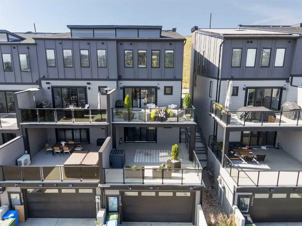 3044 85 Street Sw, Calgary