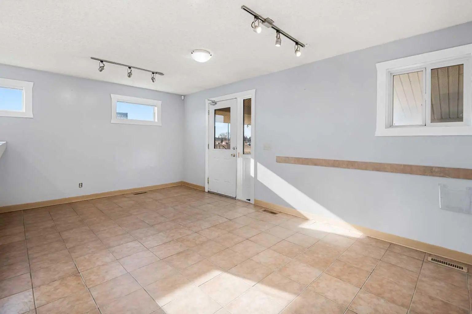 101 117 East Lake Crescent Northeast, Airdrie – Commercial Mixed Use Listing Photo 5