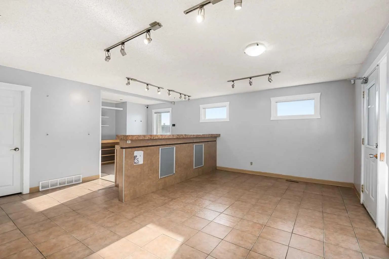 101 117 East Lake Crescent Northeast, Airdrie – Commercial Mixed Use Listing Photo 6