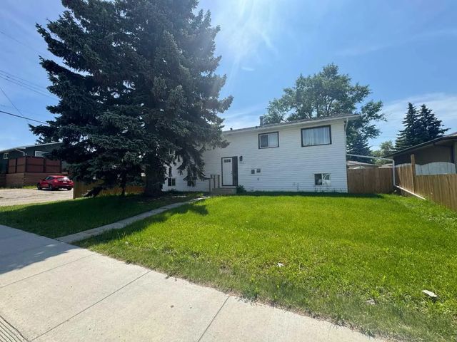 3429 19 Avenue Se, Calgary