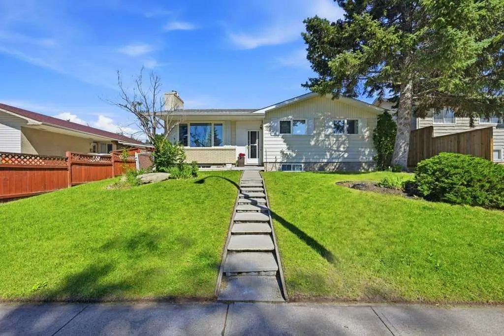 2415 Vista Crescent Northeast, Calgary – Residential Detached Listing Photo 2