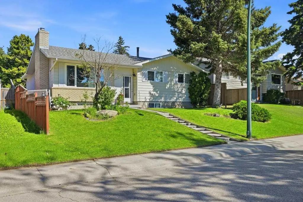 2415 Vista Crescent Northeast, Calgary – Residential Detached Listing Photo 3