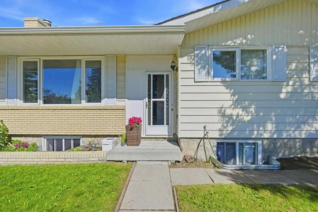 2415 Vista Crescent Northeast, Calgary – Residential Detached Listing Photo 4