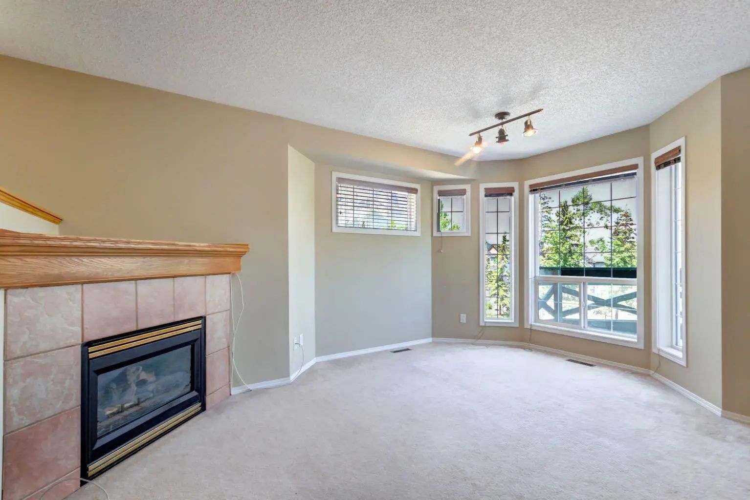 3 823 Wilson Way , Canmore – Residential Row/Townhouse Listing Photo 4