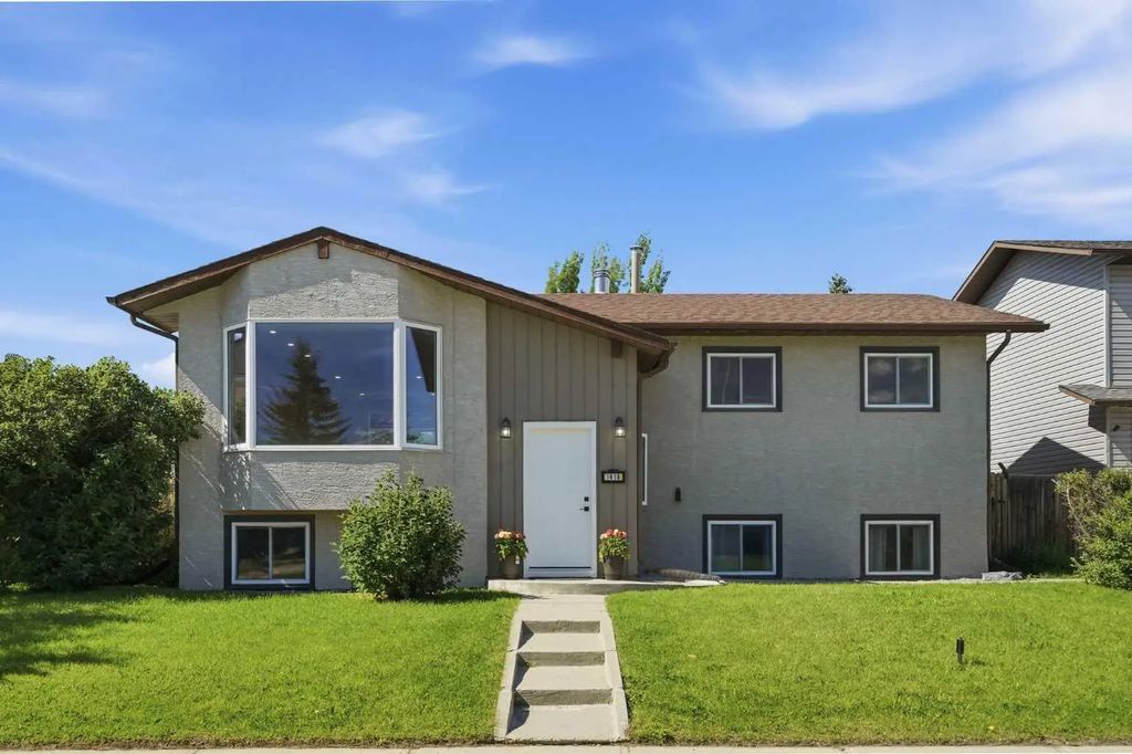 1018 10 Avenue Se, High River