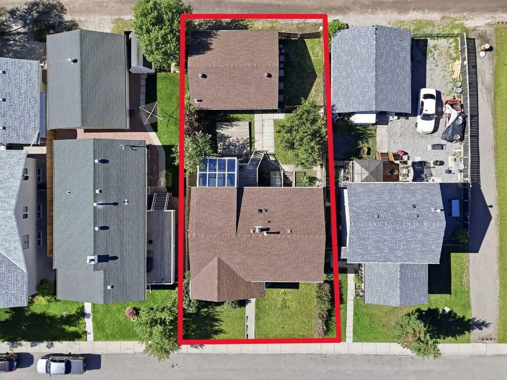 1018 10 Avenue Se, High River