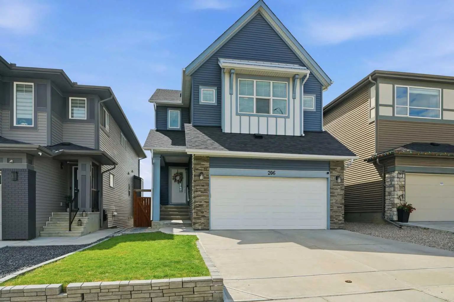 206 Lucas Crescent Northwest, Calgary – Residential Detached Listing Photo 2