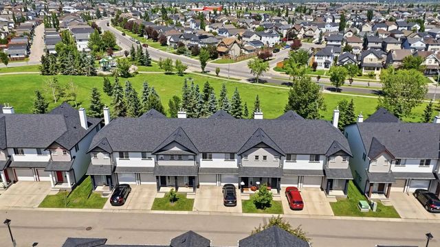 124 Everridge Gardens Sw, Calgary
