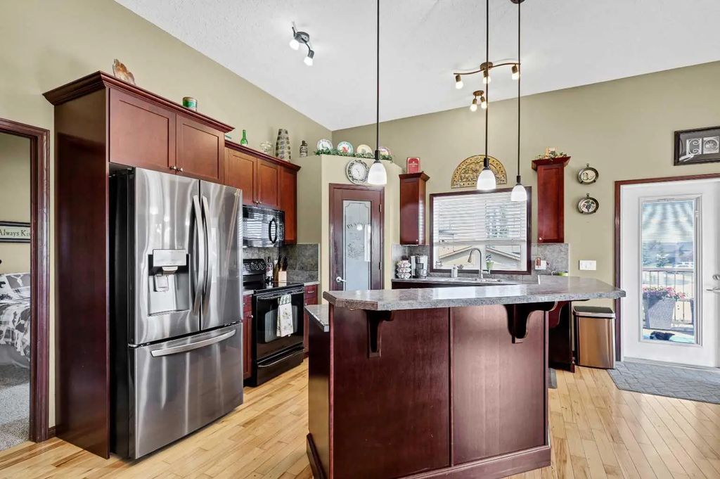 801 800 Carriage Lane Place N, Carstairs