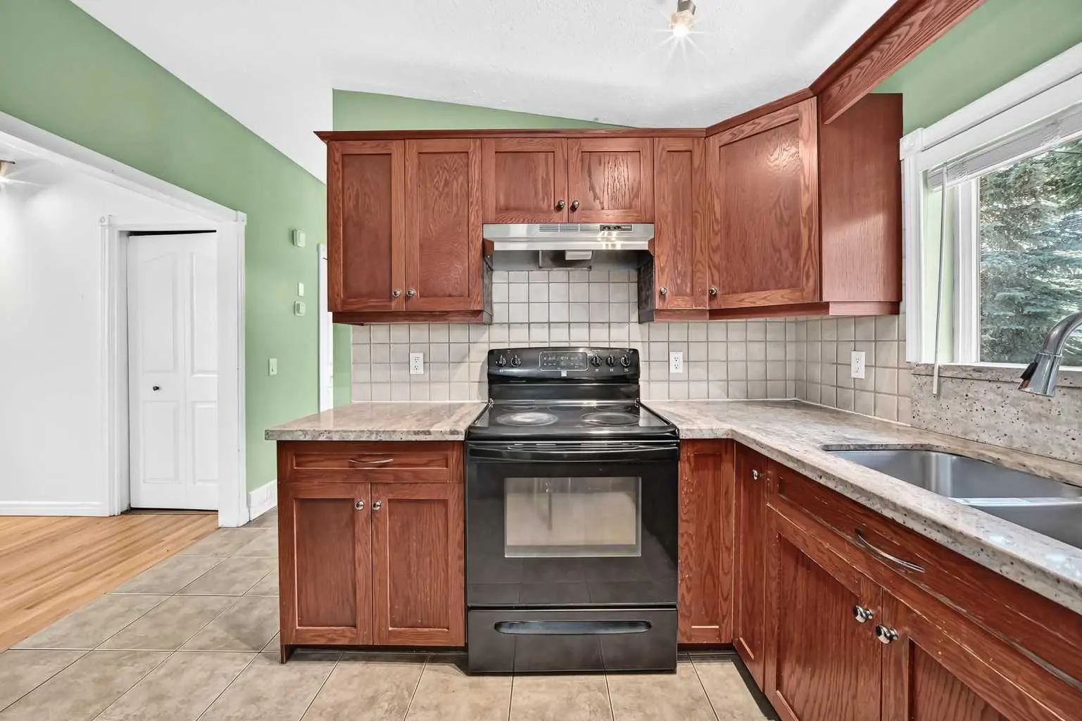 4628 Verona Drive Northwest, Calgary – Residential Detached Listing Photo 7