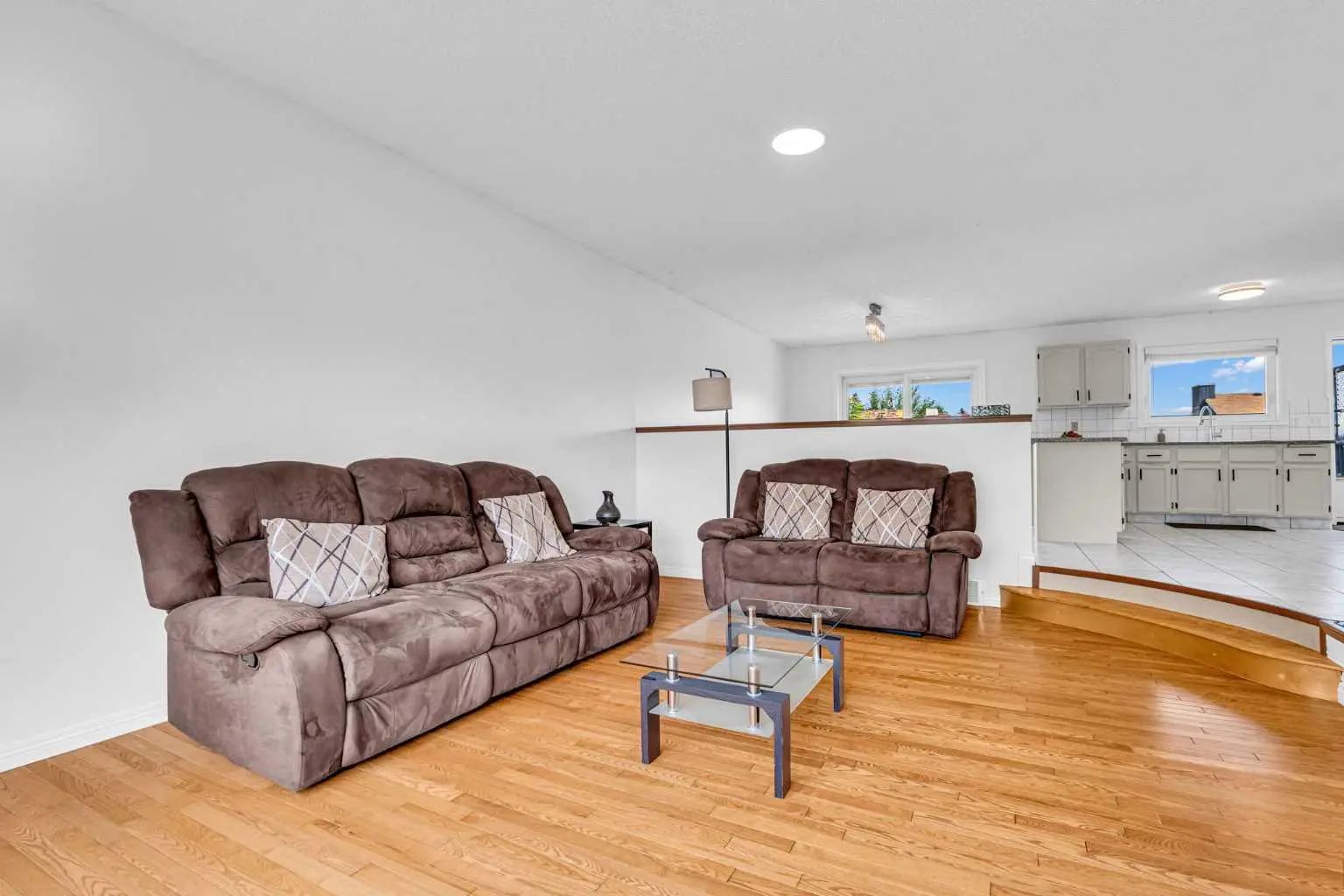 6716 37 Avenue Northeast, Calgary – Residential Detached Listing Photo 3