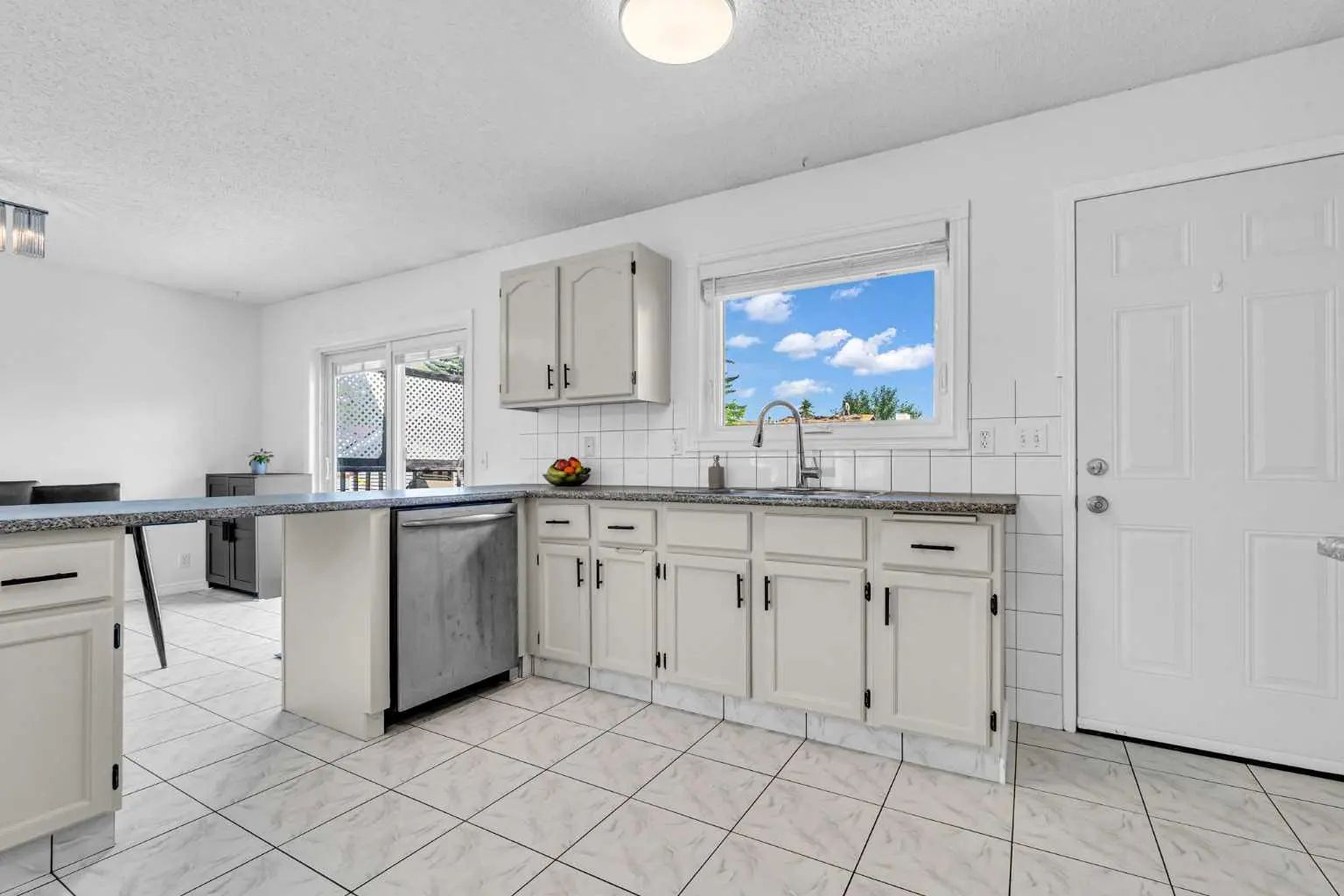 6716 37 Avenue Northeast, Calgary – Residential Detached Listing Photo 6