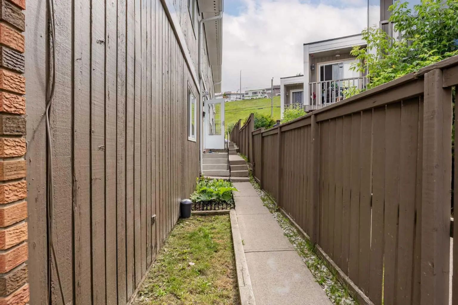 8 111 Huntington Park Green Northwest, Calgary – Residential Row/Townhouse Listing Photo 3