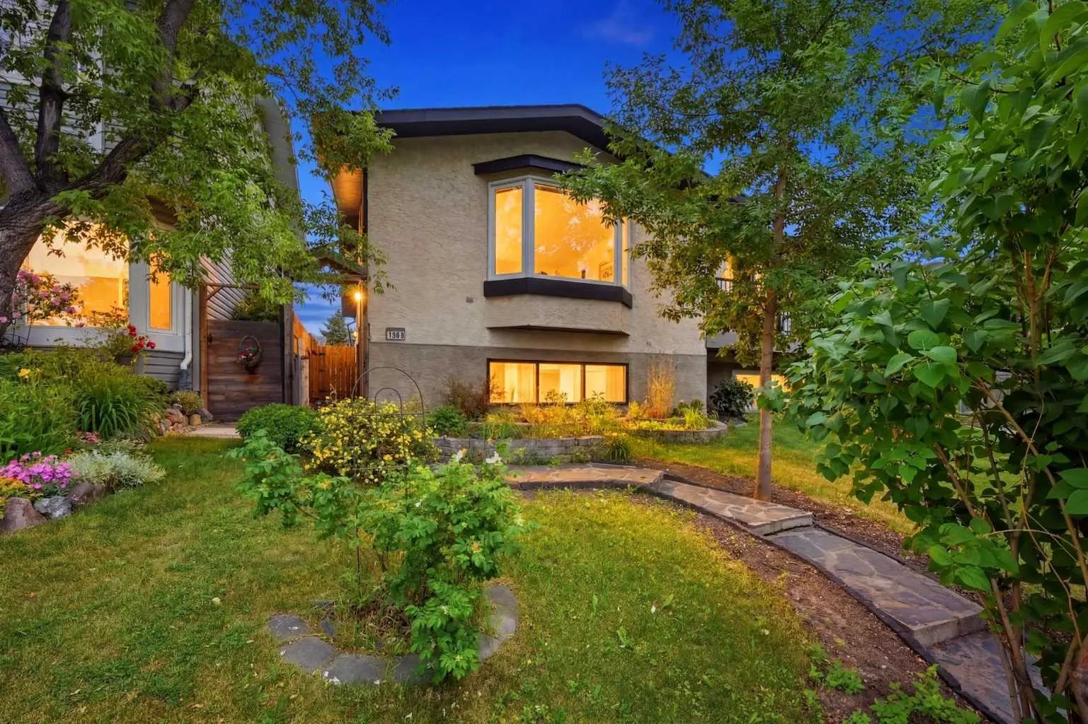 1004 Mckinnon Drive Northeast, Calgary – Residential Semi Detached (Half Duplex) Listing Photo 2