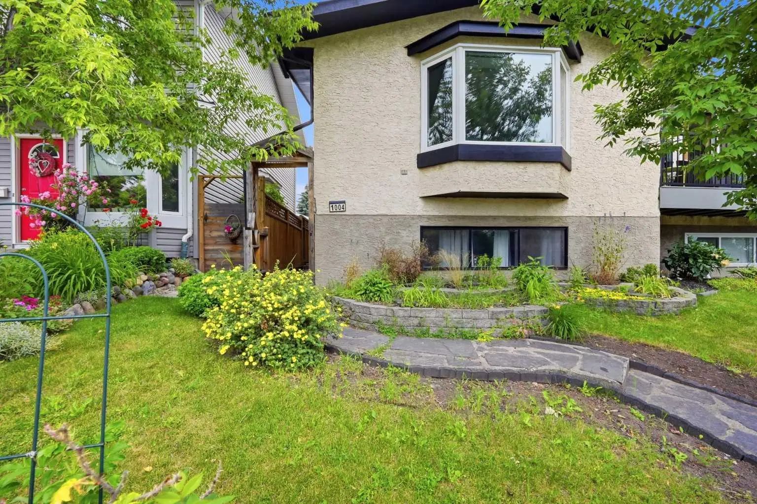 1004 Mckinnon Drive Northeast, Calgary – Residential Semi Detached (Half Duplex) Listing Photo 3