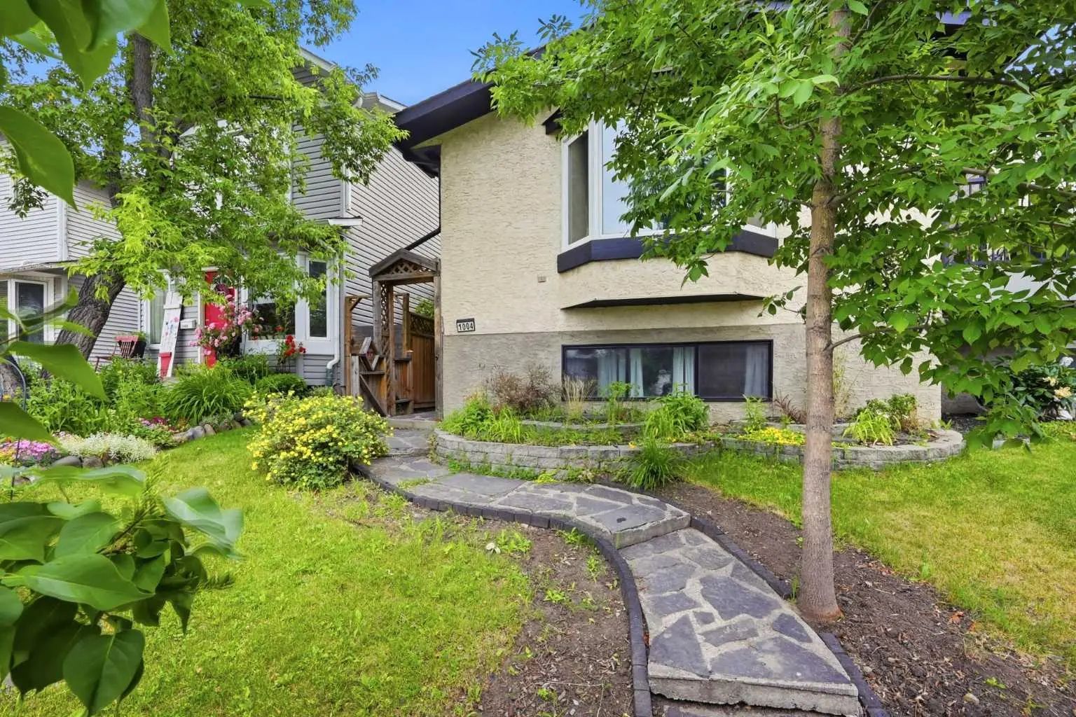 1004 Mckinnon Drive Northeast, Calgary – Residential Semi Detached (Half Duplex) Listing Photo 4