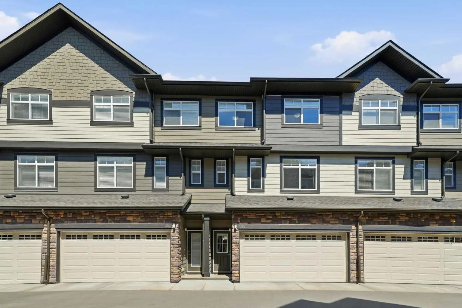 312 Wentworth Row Southwest, Calgary – Residential Row/Townhouse Listing Photo 2