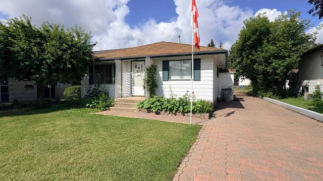 718 10 Street , Wainwright
