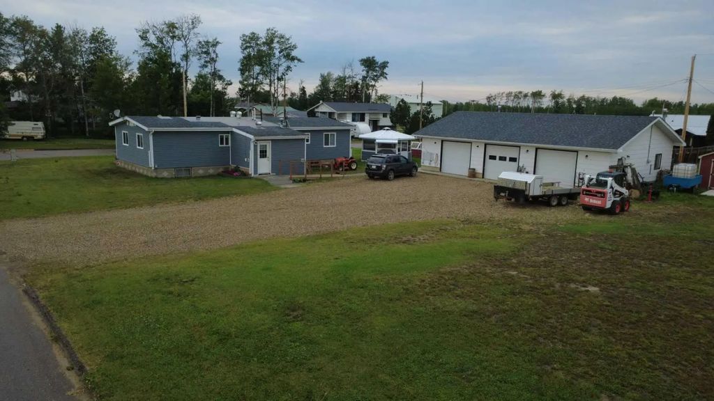 908 6 Avenue , Hines Creek