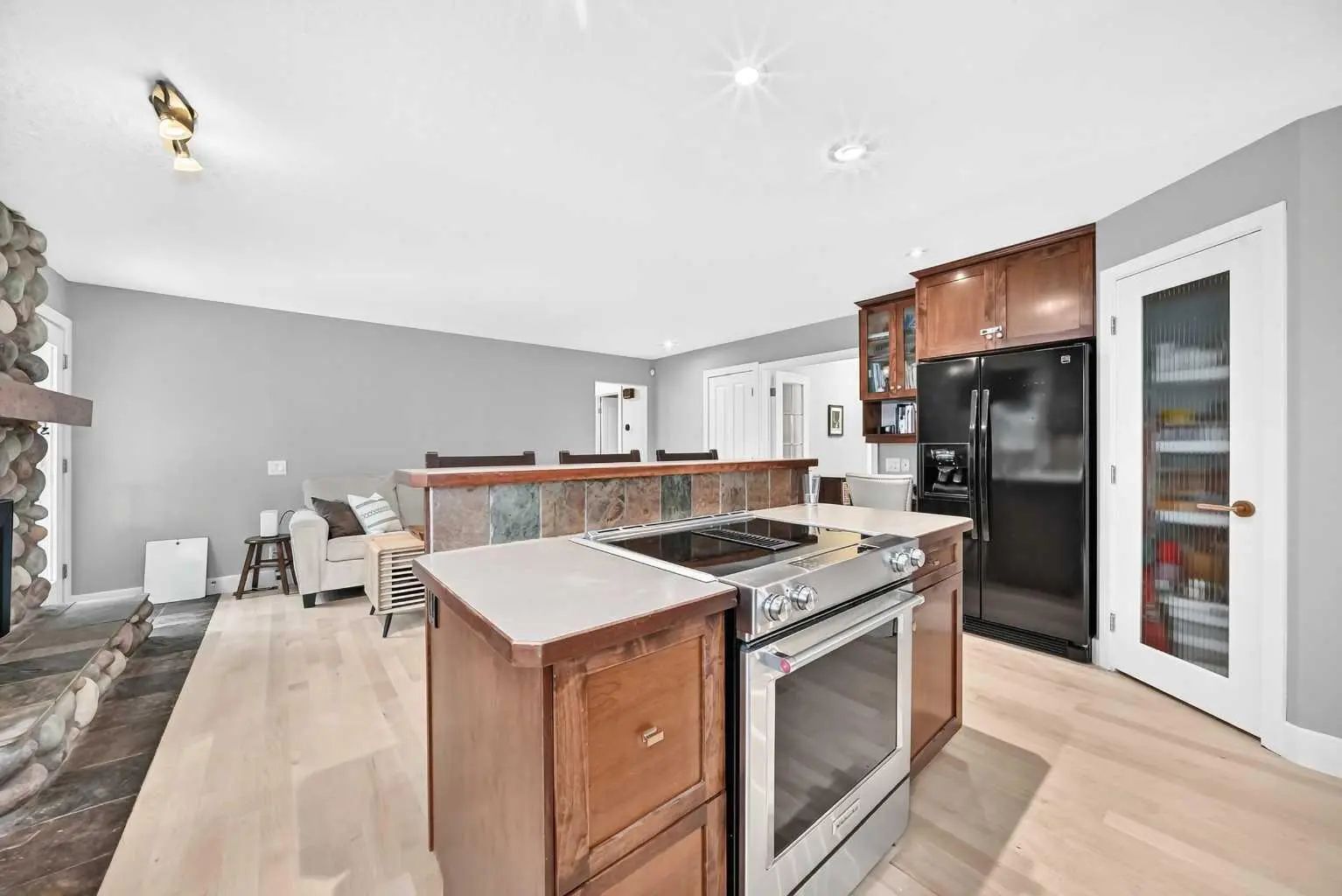520 Oakwood Place Southwest, Calgary – Residential Detached Listing Photo 6
