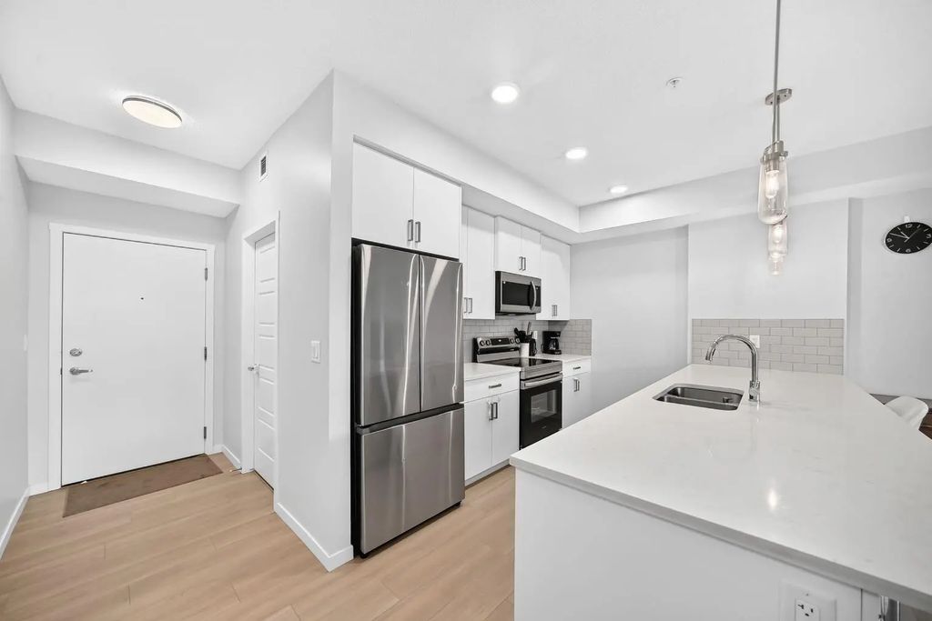 2204 33 Carringham Gate NW, Calgary