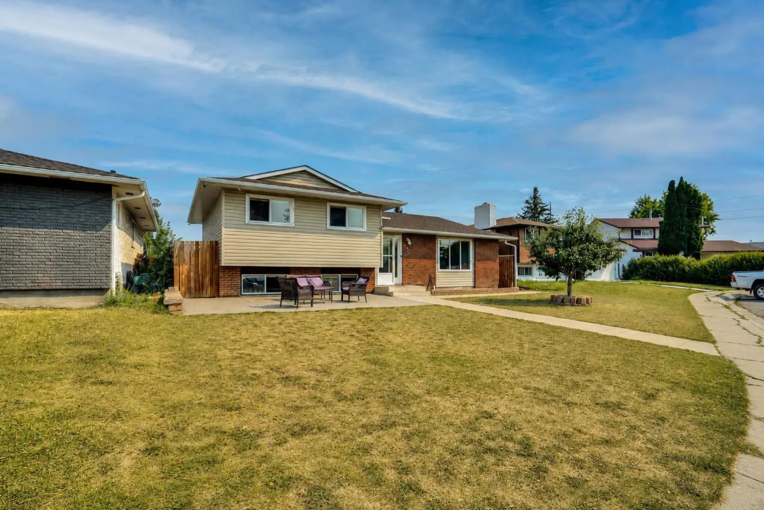 212 Pinetree Place Northeast, Calgary – Residential Detached Listing Photo 3