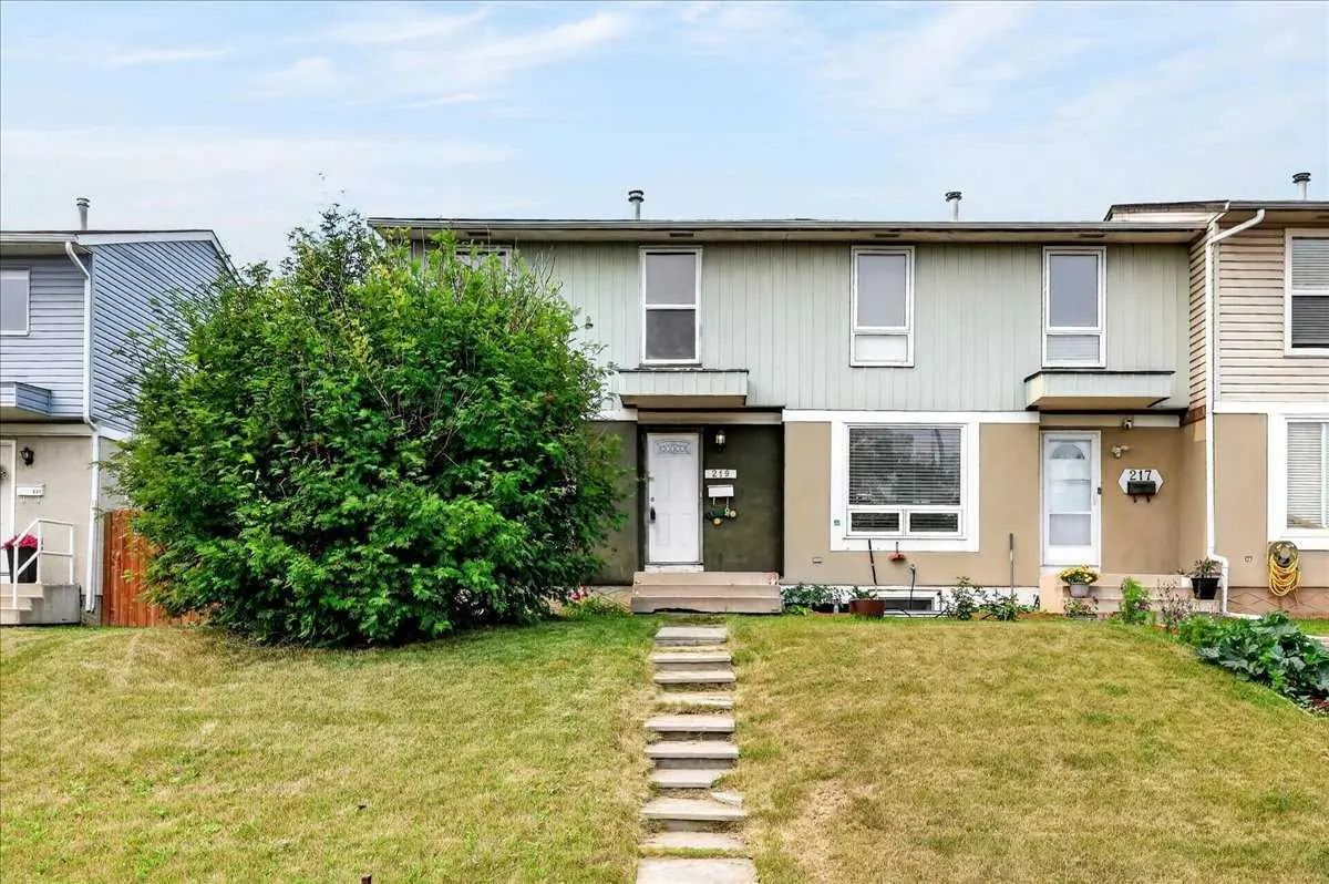 219 Penworth Drive Southeast, Calgary – Residential Semi Detached (Half Duplex) Listing Photo 2