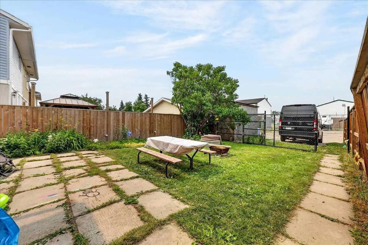 219 Penworth Drive Southeast, Calgary – Residential Semi Detached (Half Duplex) Listing Photo 33