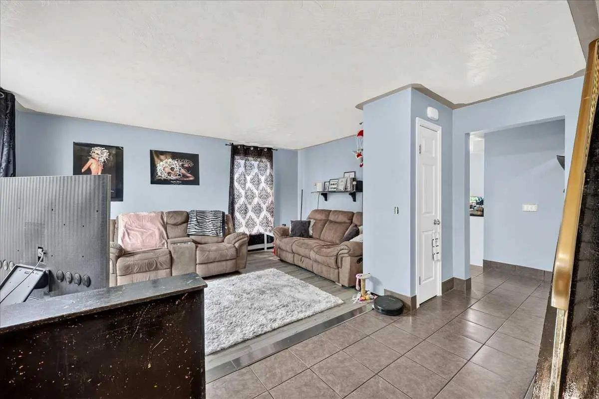 219 Penworth Drive Southeast, Calgary – Residential Semi Detached (Half Duplex) Listing Photo 4