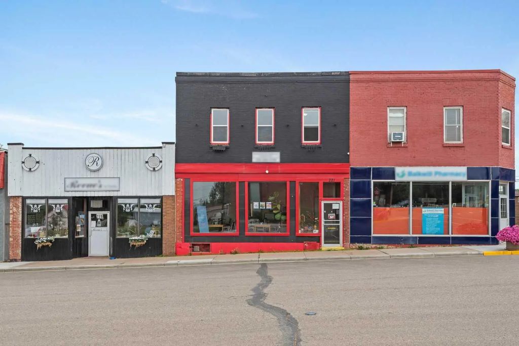221 Main Street , Trochu