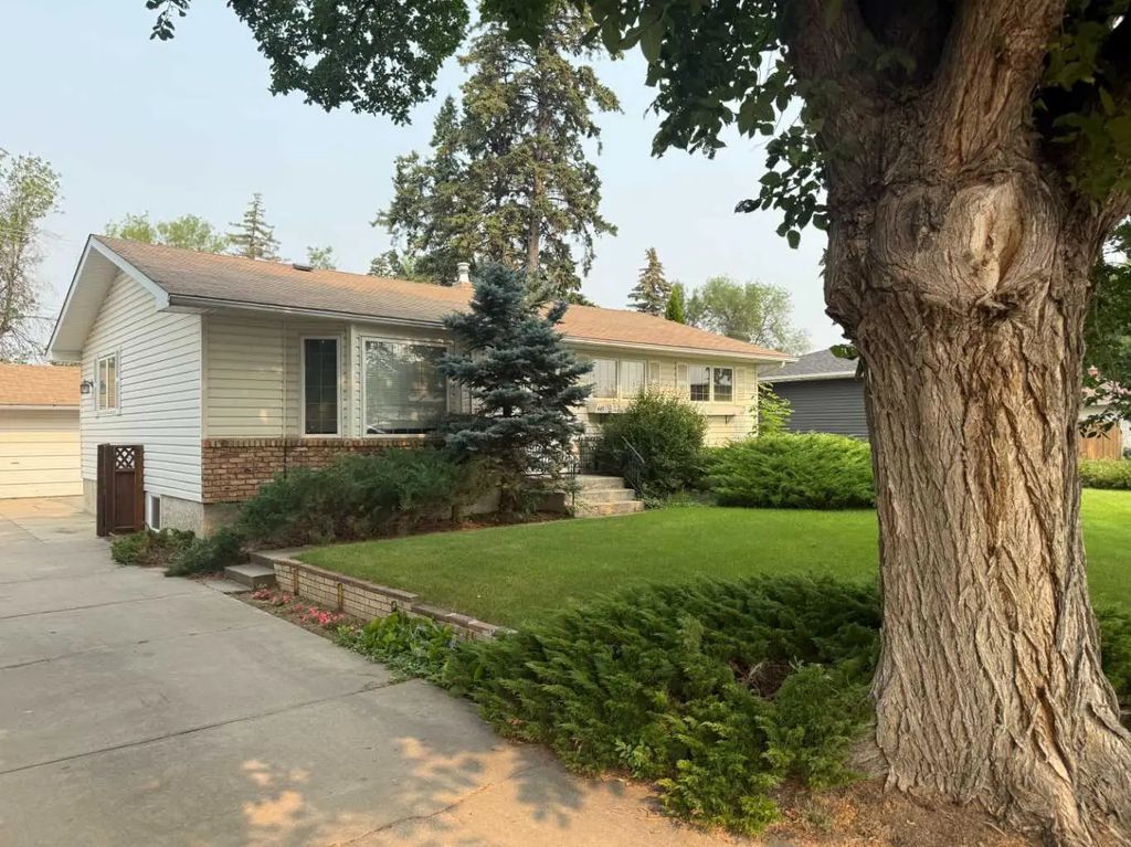 443 3 Street E, Brooks